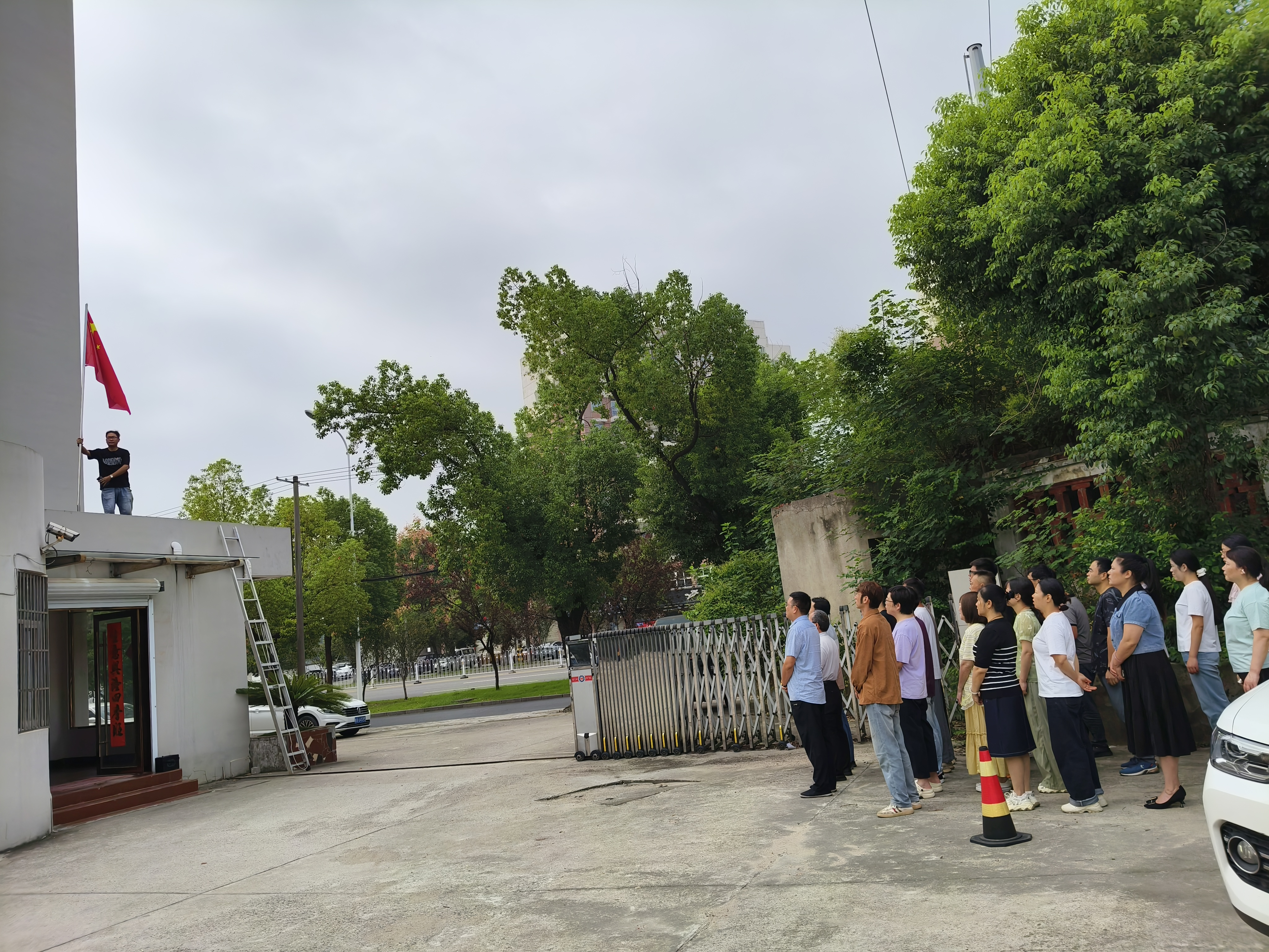 紅旗飄揚(yáng)迎國(guó)慶，初心如磐啟新程