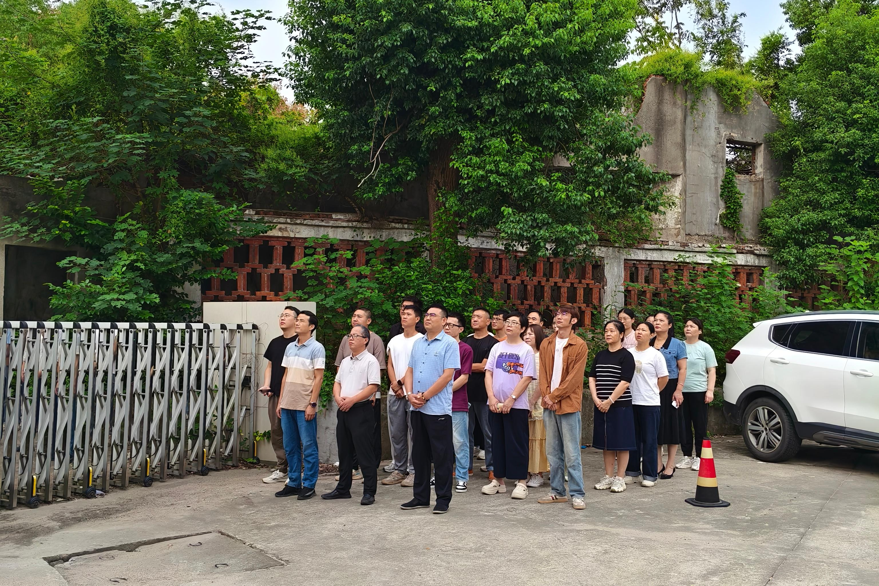 紅旗飄揚(yáng)迎國(guó)慶，初心如磐啟新程